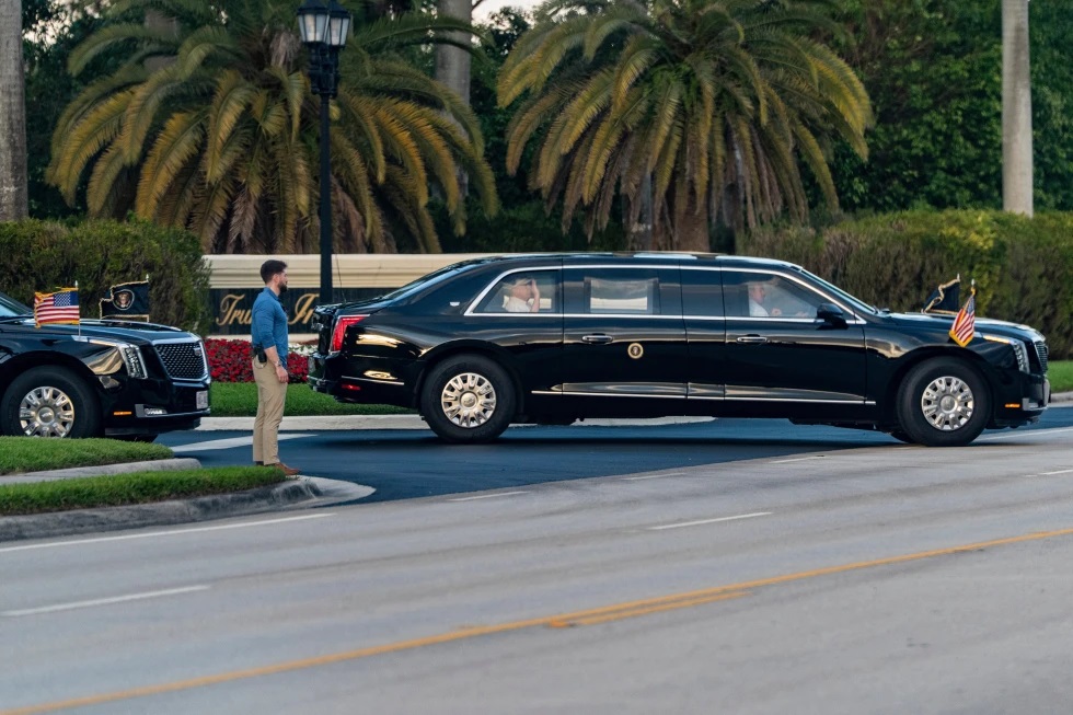 El presidente Donald Trump saluda desde su limusina al salir del Trump International Golf Club, el domingo 21 de diciembre de 2025, en West Palm Beach, Florida. (AP Foto/Alex Brandon)
