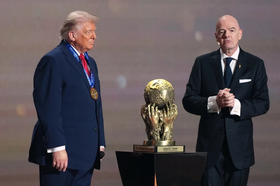 El presidente de la FIFA, Gianni Infantino, entrega al presidente Donald Trump el Premio de la Paz de la FIFA durante el sorteo de la Copa Mundial de Fútbol de 2026 en el Kennedy Center en Washington, el viernes 5 de diciembre de 2025. (Foto AP/Stephanie Scarbrough, Pool)