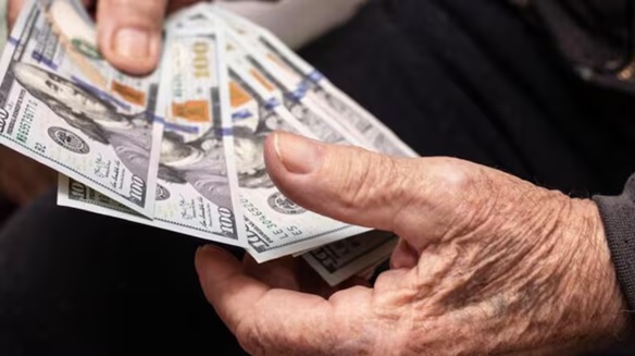 Envejecientos en EUA con US$250 millones en 2024; dominicanos afectados; crearán ley para protegerlos