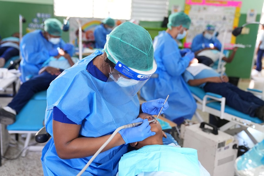 INABIE beneficia estudiantes con soluciones de salud bucal de Pedernales