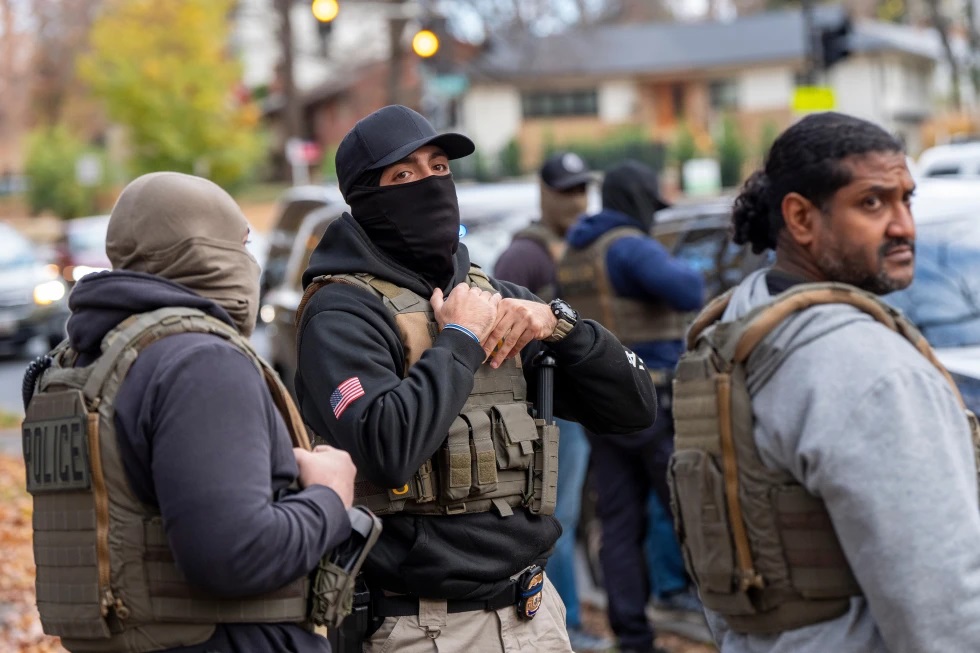 Agentes federales en Washington el 17 de noviembre del 2025. (AP foto/Alex Brandon)