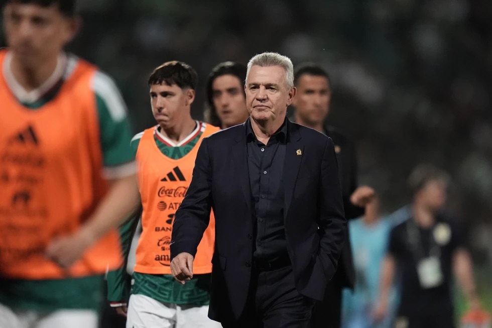 El técnico de México Javier Aguirre sale del campo después del primer tiempo de un partido amistoso ante Uruguay en Torreón, México, el sábado 15 de noviembre de 2025. (AP Foto/Eduardo Verdugo)