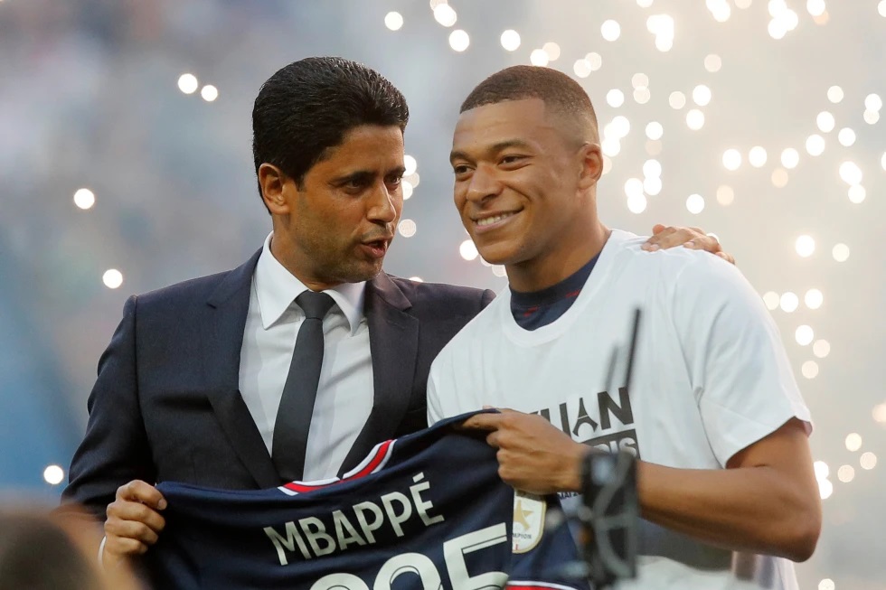 El presidente del Paris Saint-Germain Nasser Al-Khelaifi (izquierda) charla con Kylian Mbappé al ser presentado en el estadio Parque de los Príncipes, el 21 de mayo de 2022, en París. (AP Foto/Michel Spingler)
