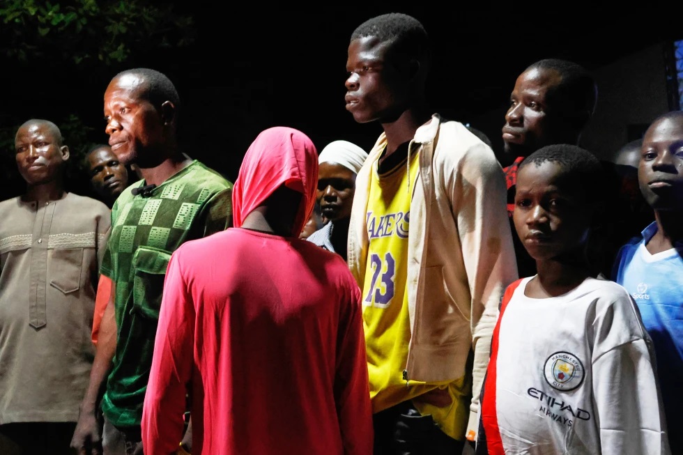 Estudiantes liberados de la Escuela Católica St. Mary se reúnen con sus padres, el martes 9 de diciembre de 2025, en la comunidad de Papiri, Nigeria. (AP Foto/Afolabi Sotunde, Archivo)
