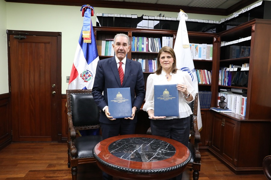 MESCyT firma acuerdo para formación docente en Colombia