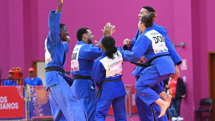 El equipo de judo celebra el triunfo en los Juegos Bolivarianos que se celebraron en Lima, Perú.