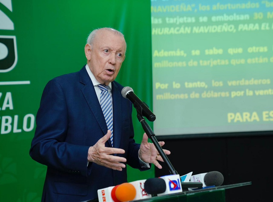 Alburquerque denuncia “estafa maestra” del PRM con fondos públicos y programas sociales