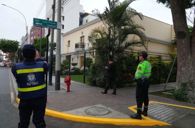 Un agente de policía monta guardia frente a la embajada de México después de que la ex primera ministra peruana Betssy Chávez ingresara solicitando asilo, en Lima, Perú, el lunes 3 de noviembre de 2025. (Foto AP/Martín Mejía)