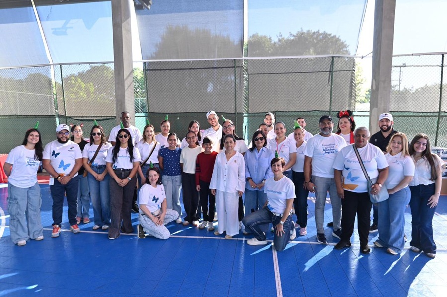 Integrantes del equipo de voluntarios junto a la presidenta del Voluntariado Banreservas, doctora Carmen Alicia Quijano de Aguilera.