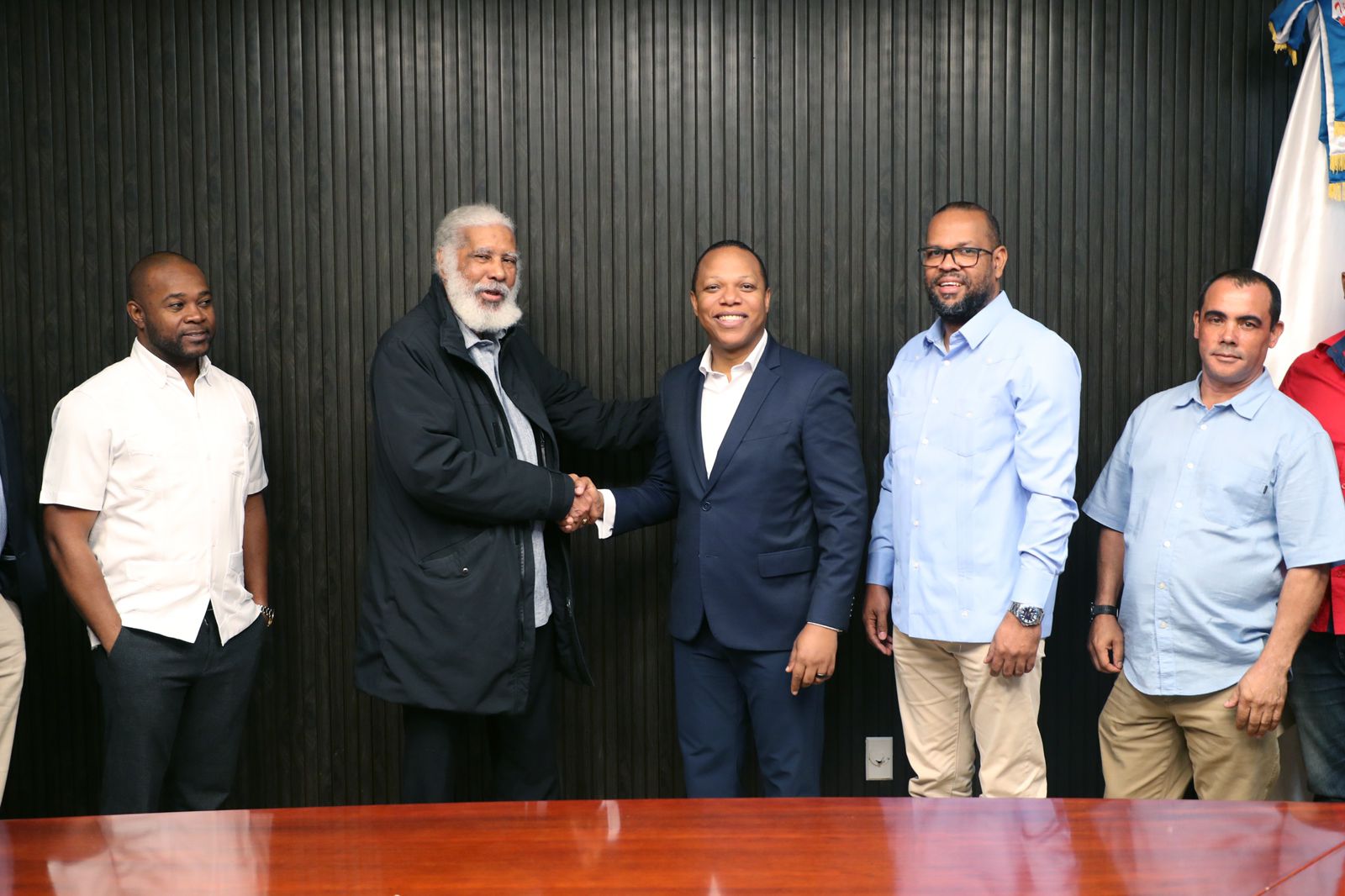 Fenatrano e Intrant acuerdan poner fin a conflicto impedía operación del Corredor 27 de Febrero