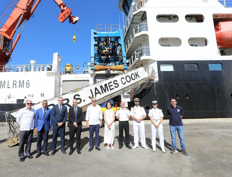 Abinader visita buque oceanográfico RRS James Cook en el Puerto de Santo Domingo