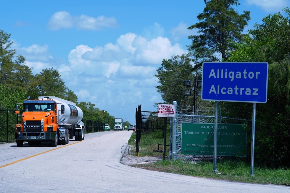 Camiones entran y salen del centro de detención de inmigrantes “Alcatraz de los Caimanes”, el jueves 28 de agosto de 2025, en el condado de Collier, Florida. (AP Foto/Rebecca Blackwell, Archivo)