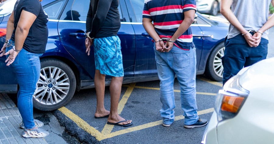 Apresan cuatro personas vinculadas al decomiso de ocho paquetes de cocina en el AILA