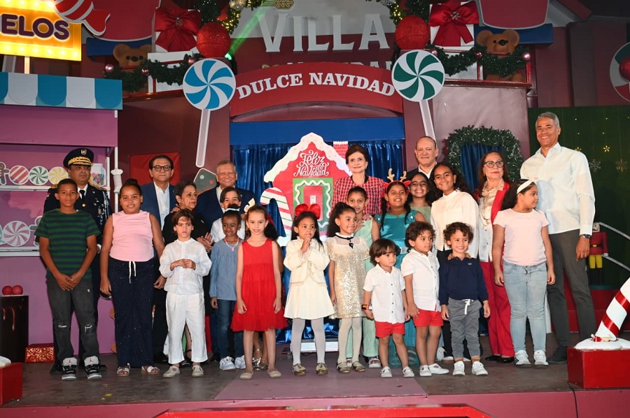 Vicepresidenta Raquel Peña y Leonardo Aguilera inauguran Villa Navidad en Santiago