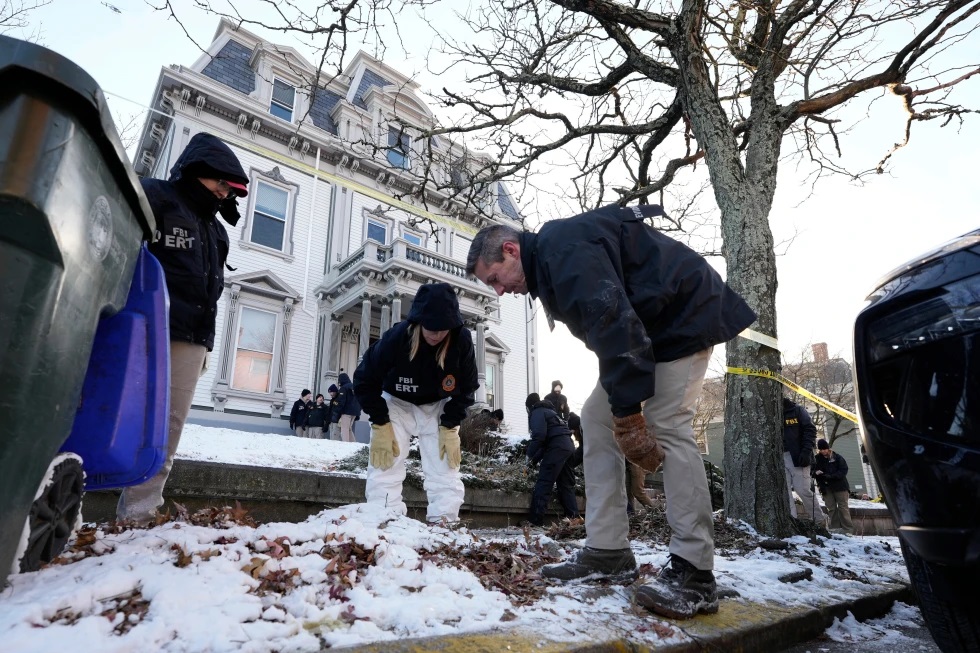 Miembros del Equipo de Respuesta a Evidencias del FBI buscan evidencia cerca del campus de la Universidad de Brown, el lunes 15 de diciembre de 2025, en Providence, Rhode Island. (Foto AP/Robert F. Bukaty)