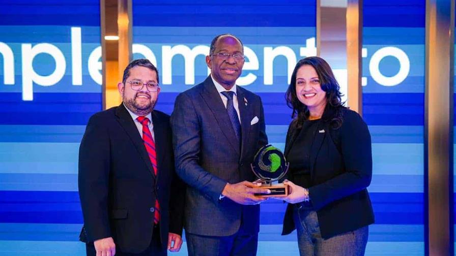 En el centro, el viceministro de Turismo de República Dominicana, Carlos Peguero, al recibir ambas presidencias.