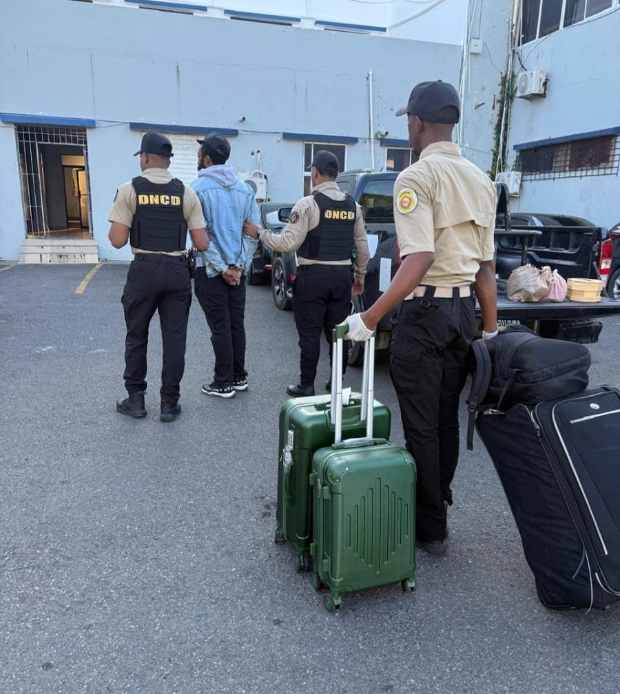Detienen extranjero con 17 paquetes de marihuana en el Aeropuerto de Puerto Plata