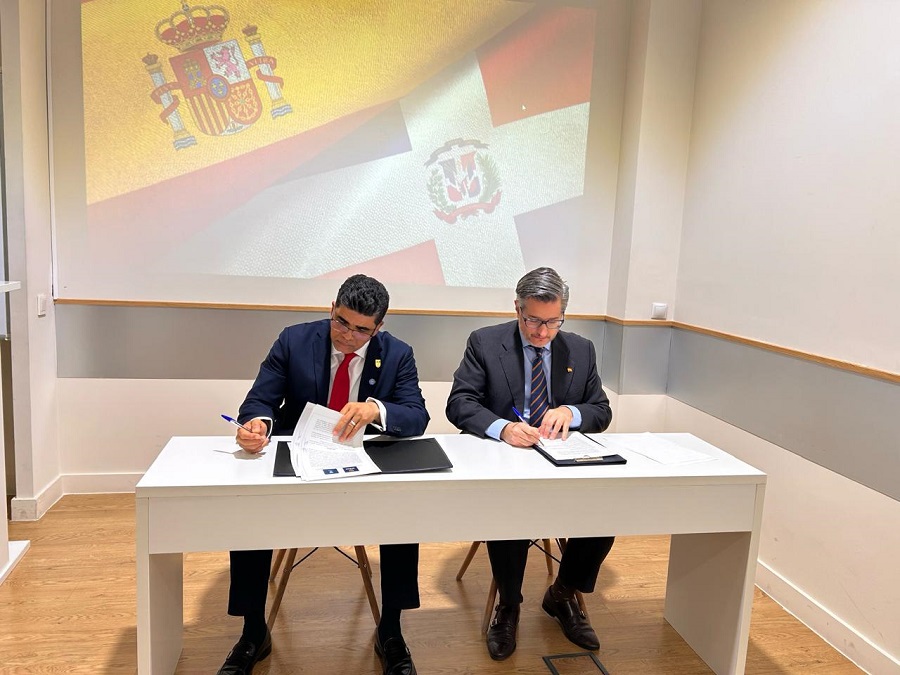 El alcalde de Santo Domingo Este, Dío Astacio, en representación del Ayuntamiento, y Miguel Ángel Blanco Cedrún, rector de Spain Business School.