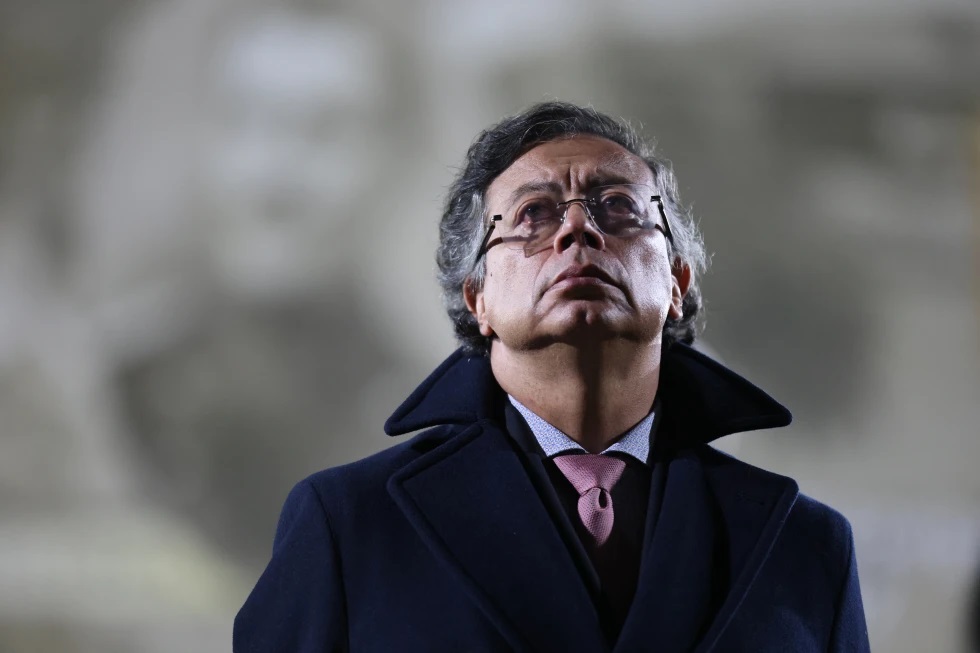 El presidente colombiano Gustavo Petro observa durante la ceremonia de juramentación de los nuevos comandantes militares en la academia del ejército en Bogotá, Colombia, el lunes 29 de diciembre de 2025. (Foto AP/Esteban Vega)