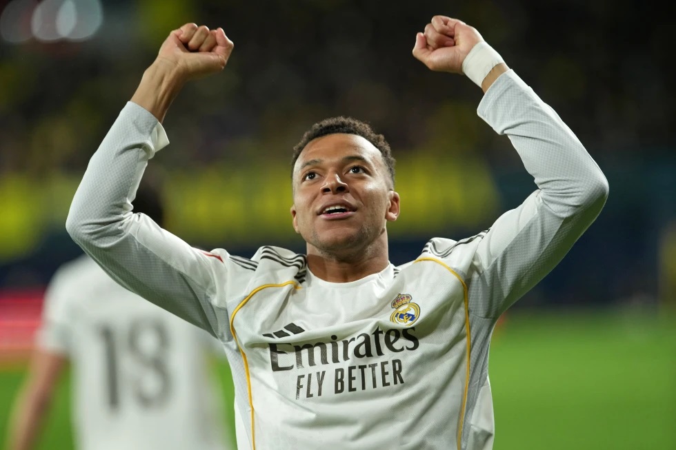 Real Madrid toma la cima de La Liga con victoria ante Villarreal gracias a doblete de Mbappé