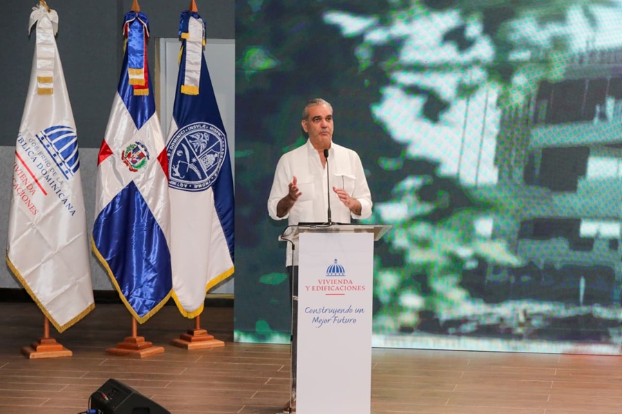 Abinader impulsa a estudiantes de Neiba a aprovechar las becas que ofrece el gobierno para su formación universitaria