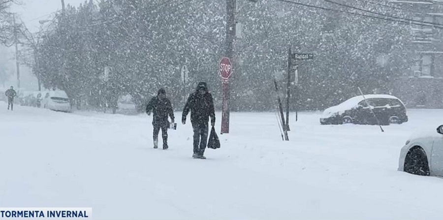 NYC arropada de hielo y nieve; continúa frío ártico; se reportan 5 muertos