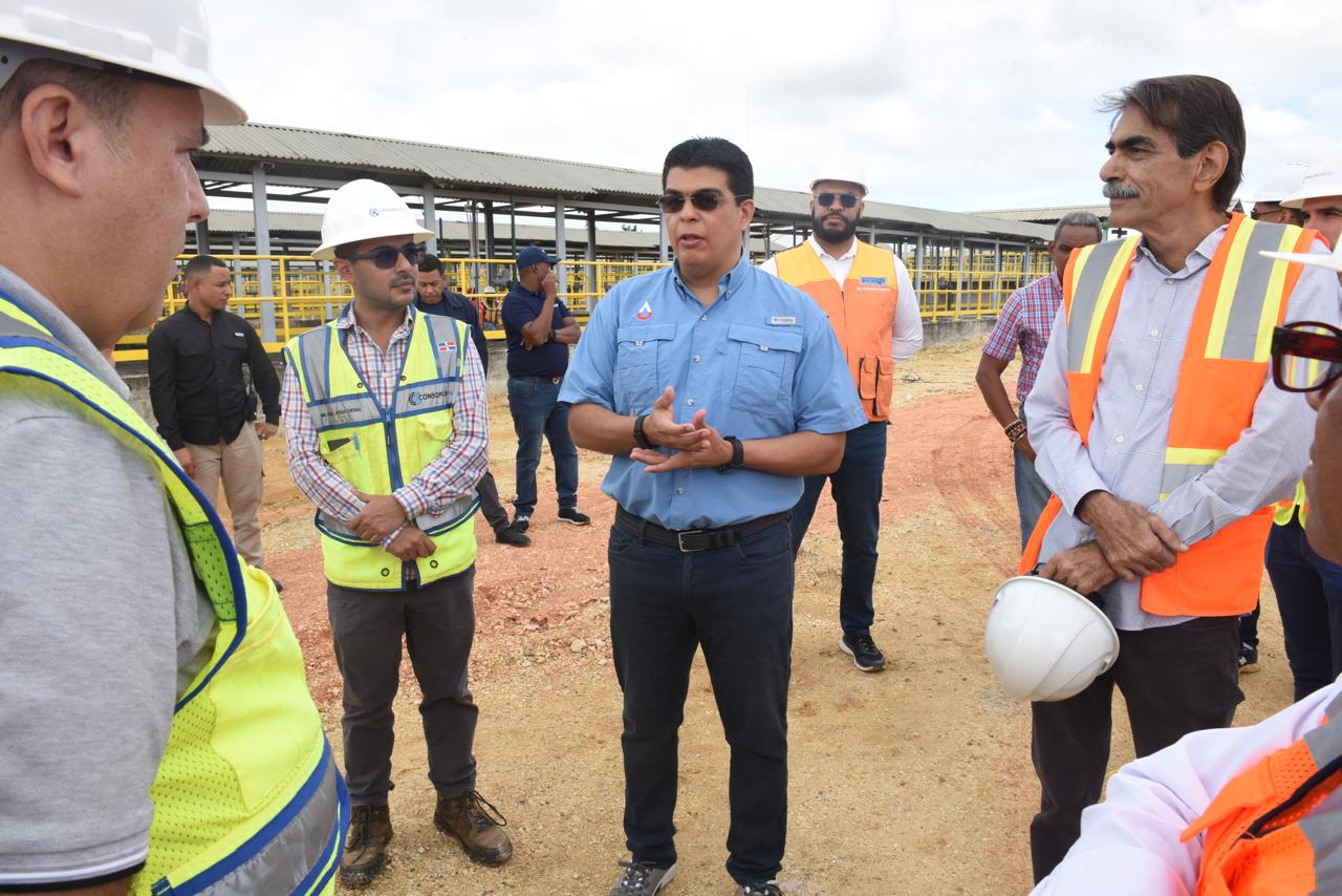 Fellito Suberví supervisa avances de ampliación acueducto Barrera de Salinidad en SDE
