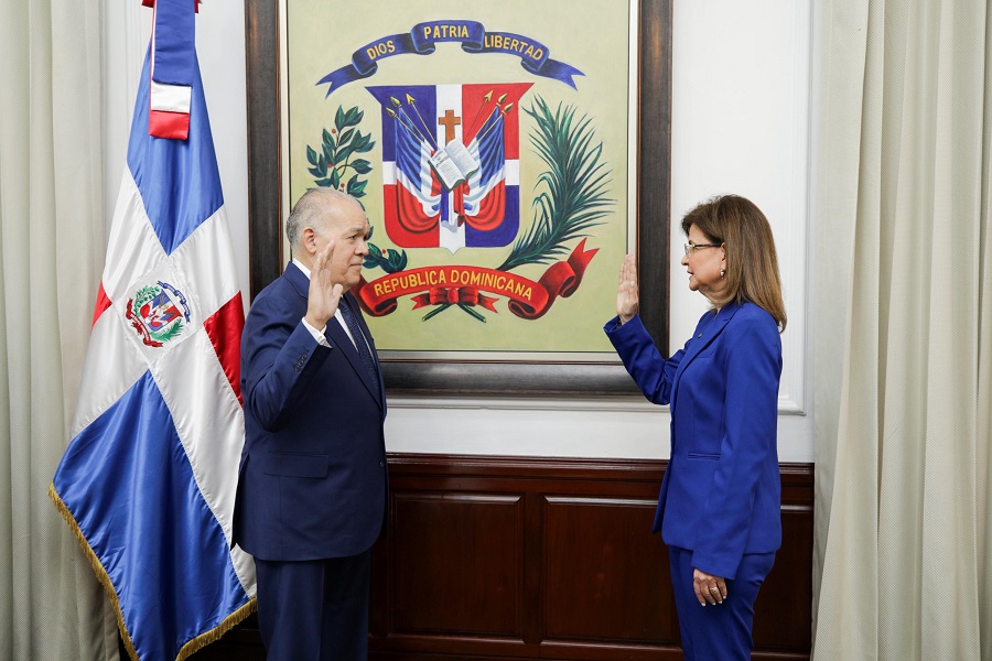 Raquel Peña juramenta a Pedro Urrutia