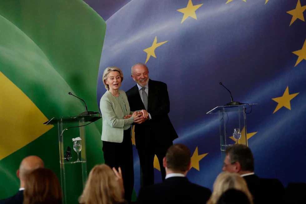 Ursula von der Leyen, a la izquierda, y el presidente brasileño, Luiz Inácio Lula da Silva