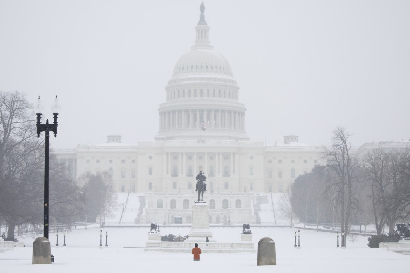 Vista del Capitolio de los Estados Unidos mientras nevaba en Washington, D.C.