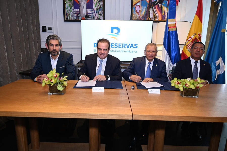 El doctor Leonardo Aguilera, presidente ejecutivo de Banreservas; y Felipe Oriol, director global de Instituciones Financieras y Multilaterales de CaixaBank; firman un acuerdo para beneficiar a dominicanos con el pago de solo un euro para el envío de remesas desde España, en presencia de Ignasi Such Suárez, director Financiero e Institucional para Norteamérica y América Latina; e Ysidro García, vicepresidente ejecutivo senior de Negocios de Banreservas.