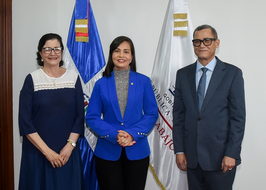 El ministro de Trabajo y presidente del Consejo Nacional de Seguridad Social (CNSS), Eddy Olivares junto a la gerente general del CNSS, Aura Celeste Fernández Rodríguez juramentan a la subgerente general del CNSS, Anneline Escoto.