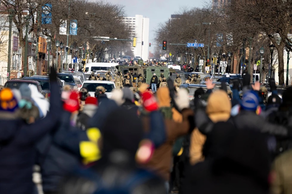 Juez ordena al jefe del ICE explicar por qué se niega el debido proceso a inmigrantes detenidos