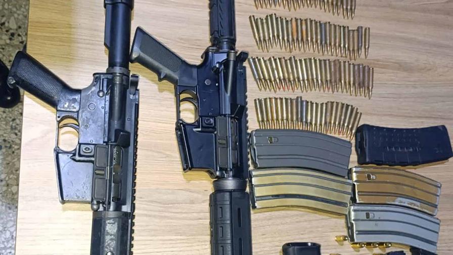 Hombre fue detenido con una pistola Glock y dos fusiles M16 en Santiago