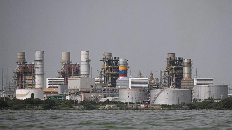 Una planta de refinación de petróleo de la estatal Petróleos de Venezuela (PDVSA) aparece en una imagen tomada en Maracaibo, estado Zulia, Venezuela, el 11 de julio de 2024. (AFP)