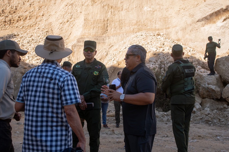 Medio Ambiente interviene mina de agregados en Nigua