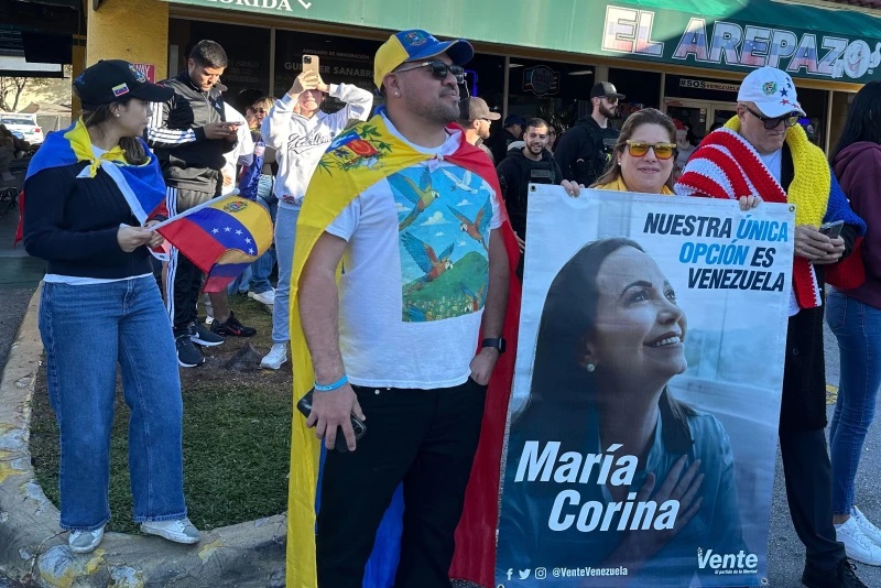 La salida de Maduro provoca celebraciones entre los venezolanos del sur de Florida