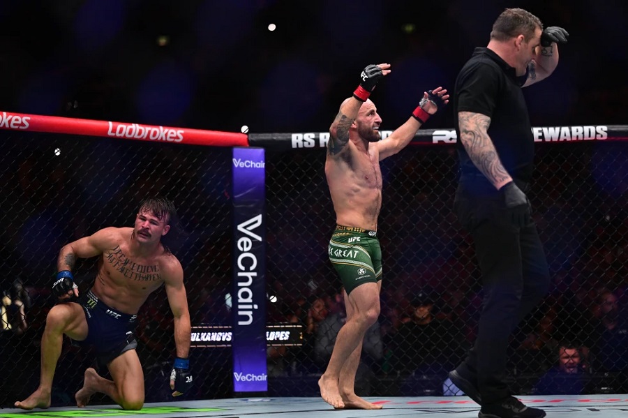 Alexander Volkanovski domina a Diego Lopes por decisión unánime en UFC 325 en Australia