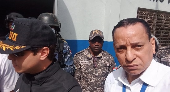 Autoridades emplazan metaletos de Villa Consuelo por ocupación del espacio público