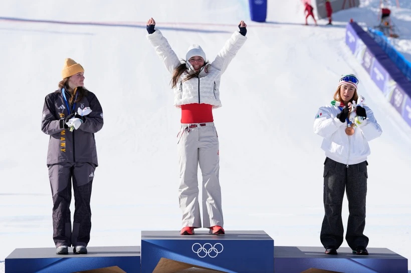 Breezy Johnson gana descenso olímpico en día marcado por caída de Lindsey Vonn