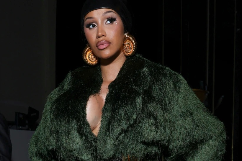 Cardi B asiste a la colección primavera/verano 2025 de Balmain, presentada en París, el 25 de septiembre de 2024. (Foto de Vianney Le Caer/Invision/AP, archivo)