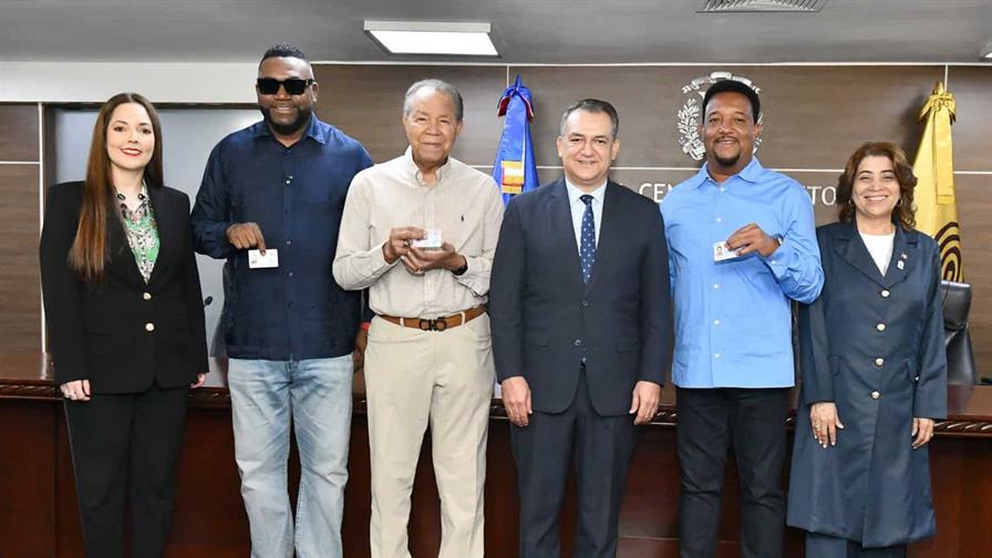 JCE entrega nueva cédula a personas con discapacidad y miembros del Salón de la Fama