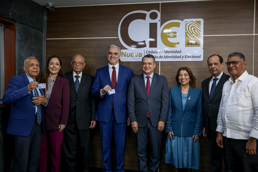 Luis Miguel De Camps recibe la nueva cédula de Identidad y electoral