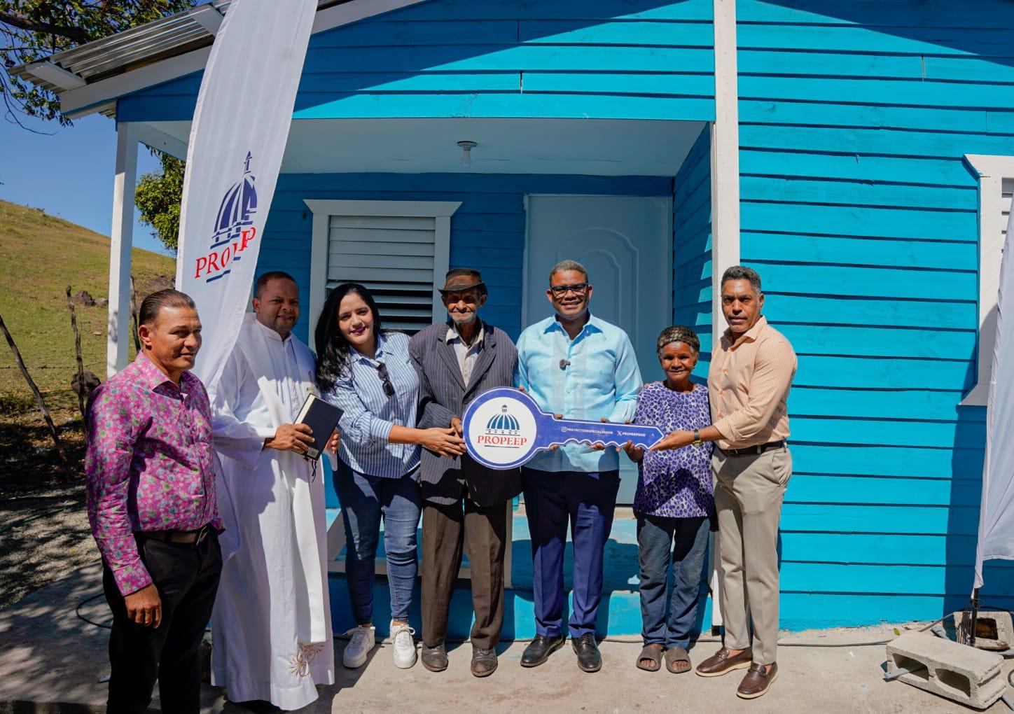 Propeep entrega vivienda remozada y amueblada a pareja de envejecientes en Azua