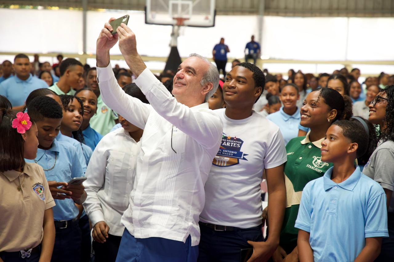 Abinader insta a jóvenes a estudiar carreras relacionadas con las ciencias y los idiomas