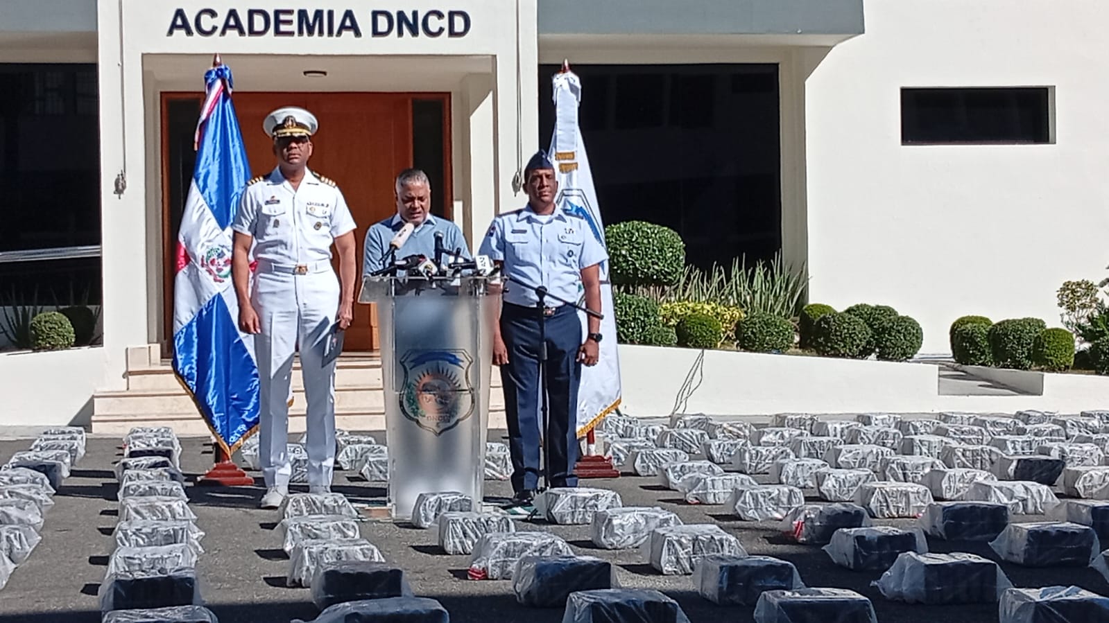 Arrestan seis hombres con un cargamento de más de. Dos toneladas de presunta cocaina