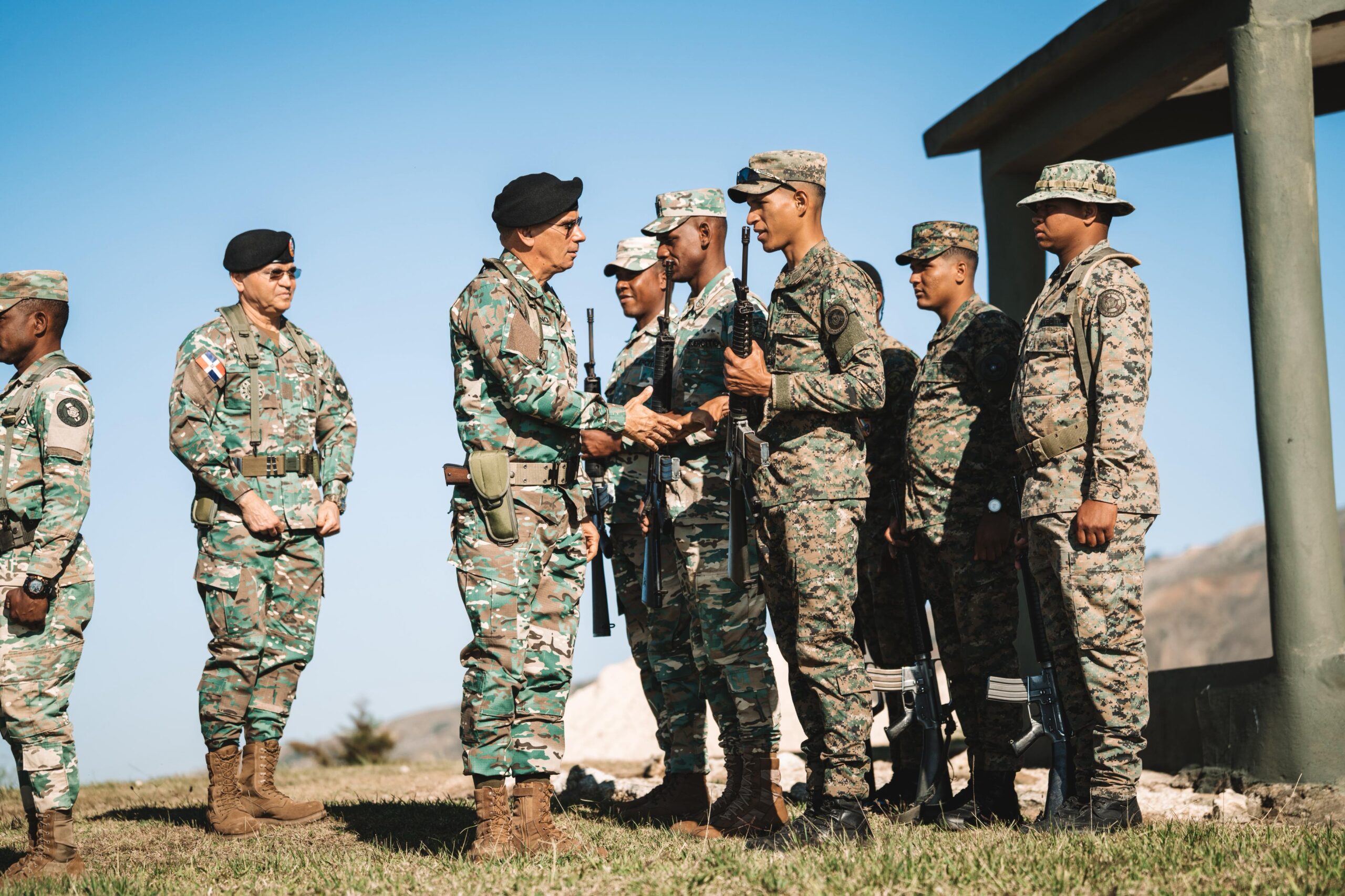 Comandante del Ejército recorre unidades fronterizas en provincias Independencia y Elías Piña