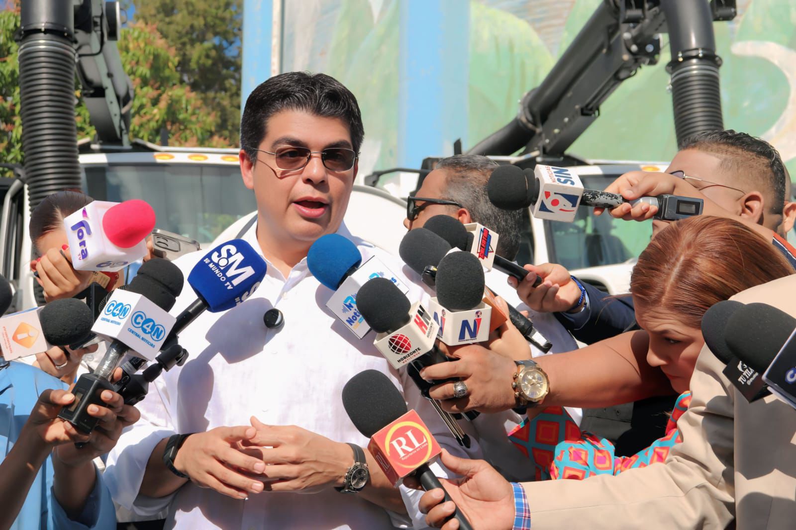 Gobierno entrega cuatro camiones succionadores a la CAASD