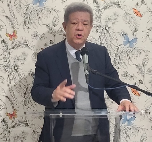 Leonel: Propondré establecer Ventanilla Única simplifique adopción nacionalidad dominicana a los nacidos fuera RD