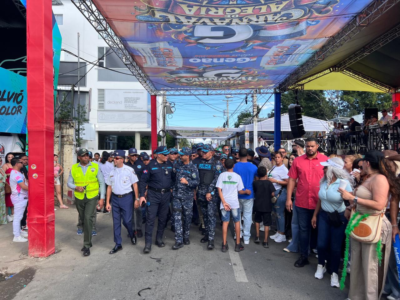 Multitud celebra cuarta salida de los Diablos Cojuelos bajo fuerte dispositivo de seguridad en La Vega